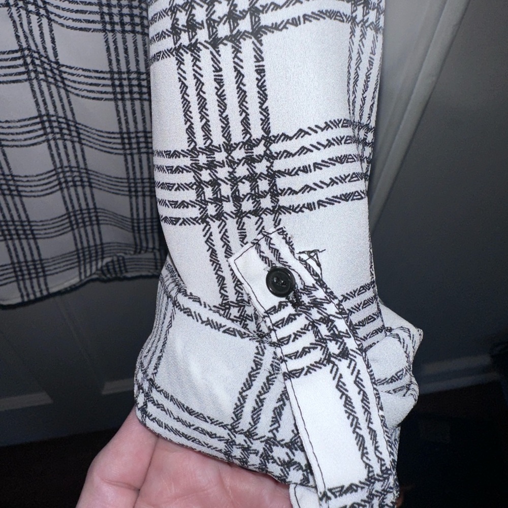 The Limited V-Neck Blouse in black and white - Picture 3 of 3